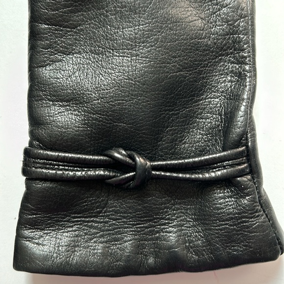 Vintage Aris Isotoner butter soft black leather gloves with knot detail - Picture 3 of 8